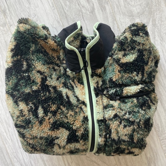 The North Face Full Zip-Up Jacket (Large) - Picture 4 of 7